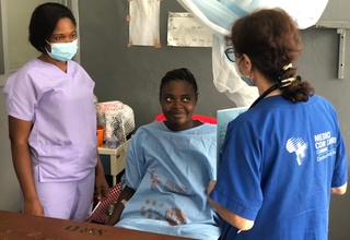 Memunatu speaks with health workers while she recovers in the HDU at PCMH. ©UNFPA Sierra Leone /2020/John Baimba Sesay