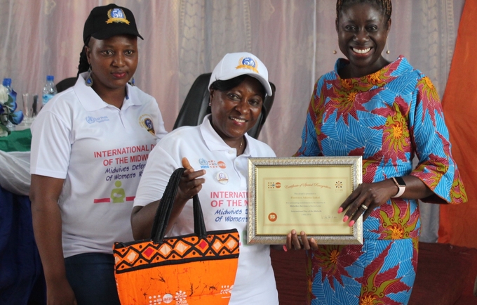 Dr. Kim Eva Dickson, UNFPA Sierra Leone country representative presents awards to midwives.